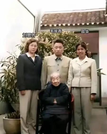 这是毛主席岳母向振熙和毛岸青、邵华以及刘思齐在湖南长沙的温馨合影，都看看吧，向振