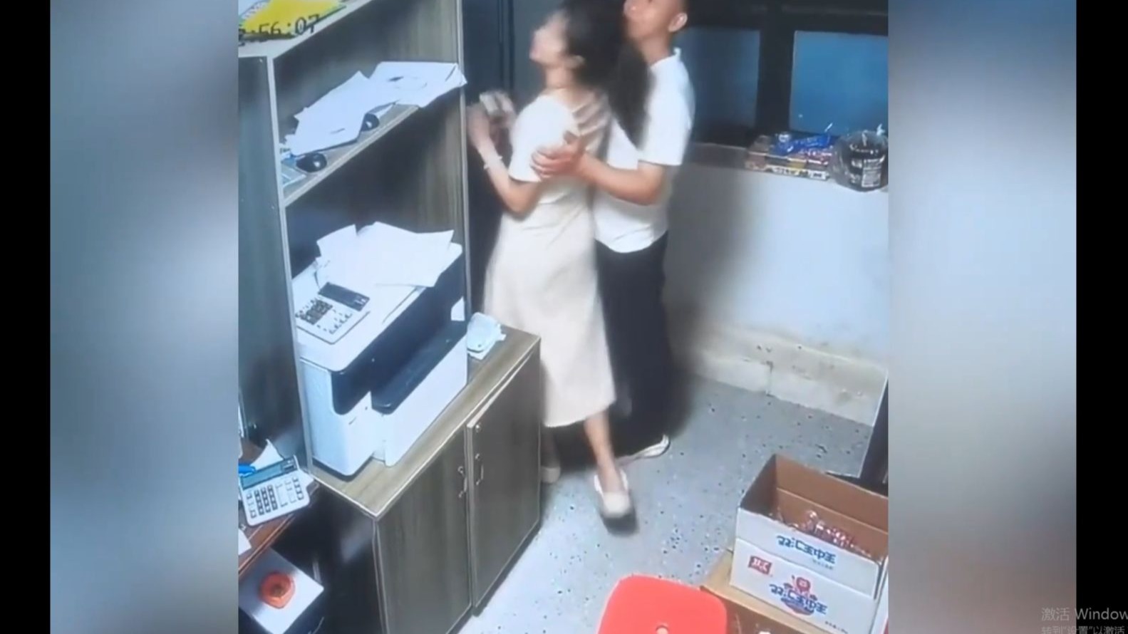 监控下的爆笑瞬间：你俩太猴急了！每天一遍，开心无限！