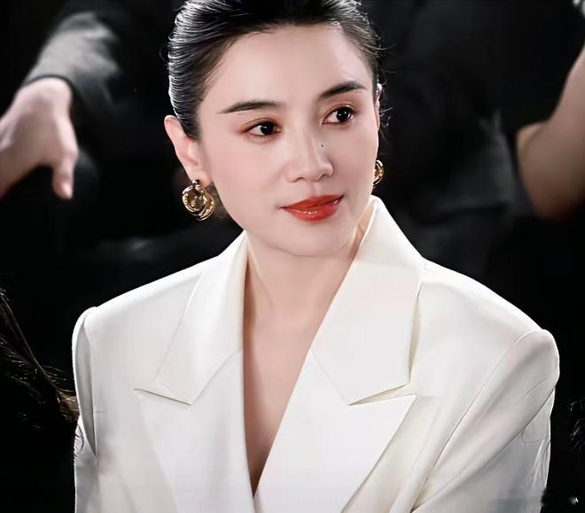 你们发现了没有宋佳不管出席啥活动她总是万年不变的保持一种发型。不是网红款高颅顶，