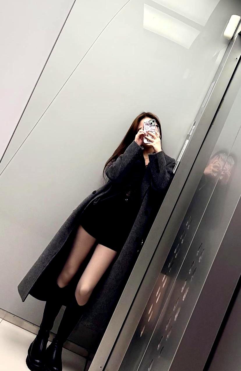 电梯门一开，那位新晋丈夫学外卖员突袭，拉进电梯亲一下。她提醒有监控，他说领证了