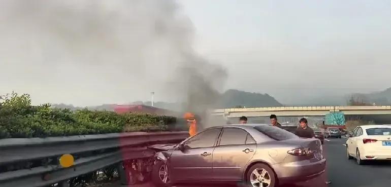 燃油车碰撞后竟然也会发生自燃，这很好理解，因为引擎盖下面有发动机，有发动机就会有
