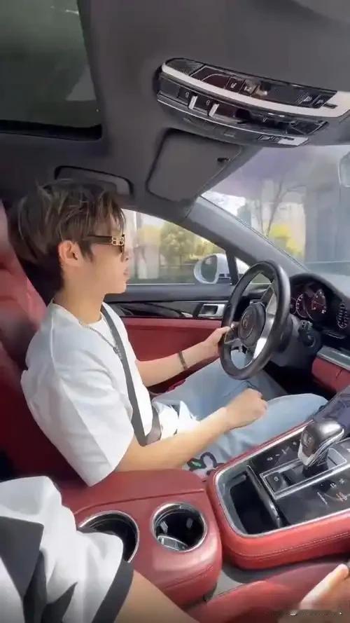 一位车管所的干部说：“有车以后你才会真正明白。加满一次油，够买一辆崭新自行车