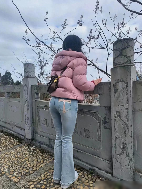 牛仔裤女孩探索未知之美