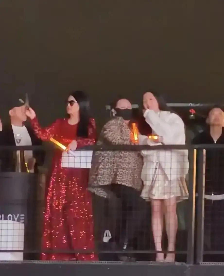 15岁腿长上热搜，谁在尴尬？镜头扫过，一双腿被截成九宫格。评论区里，成年人