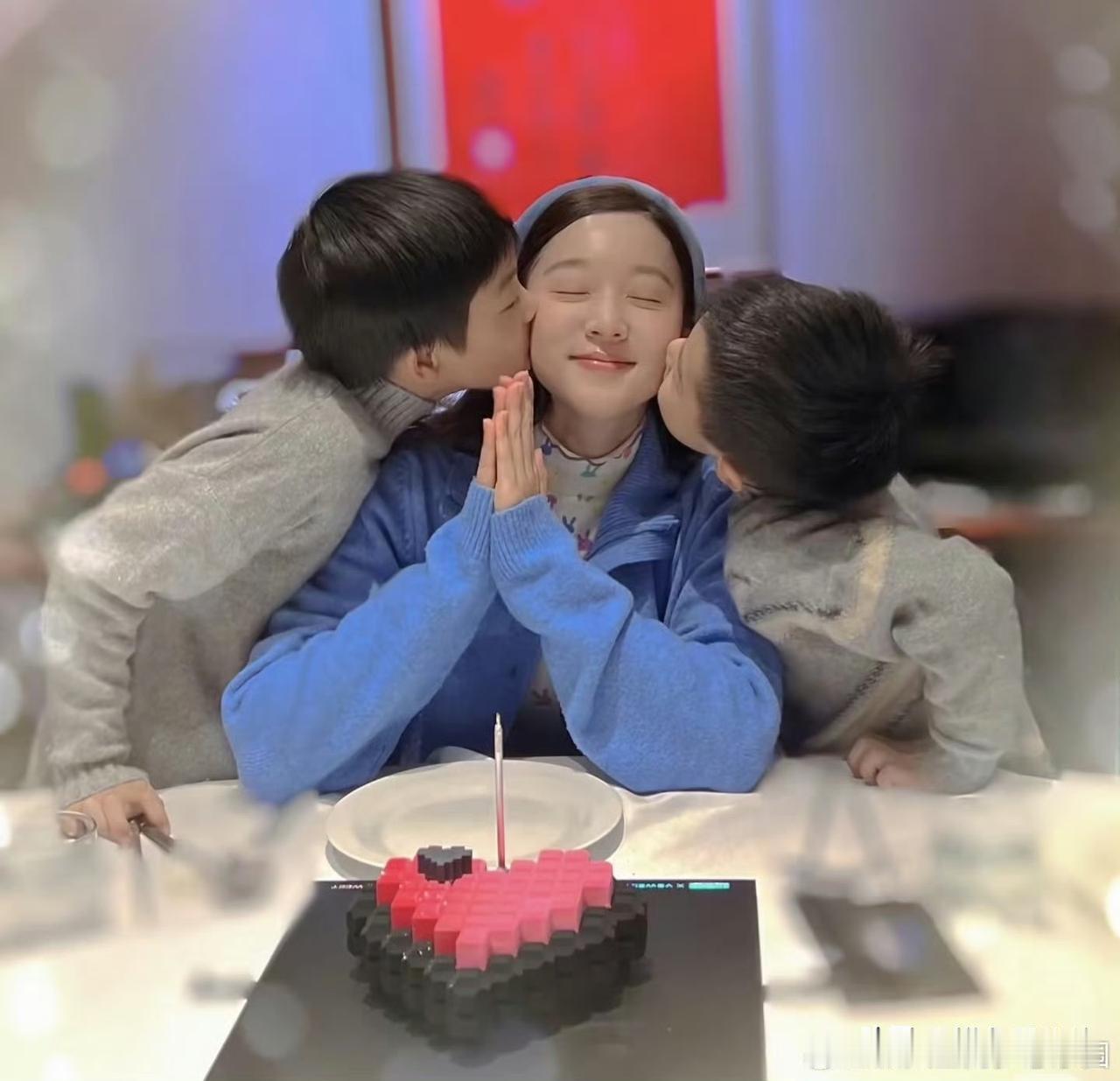 幸福具象化马龙老婆夏露晒庆生照两个儿子一左一右亲妈妈的脸，而老公马龙在给娘仨