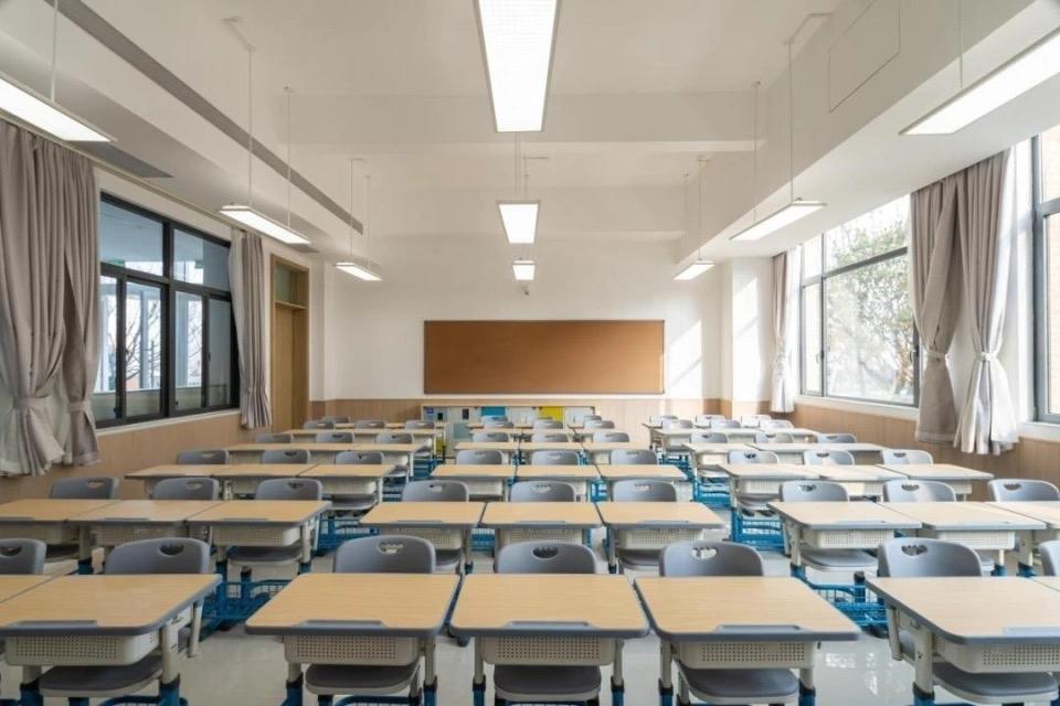 教师过剩问题愈演愈烈，从小学到中学，多米诺骨牌已然倒下！2016年新生儿还有