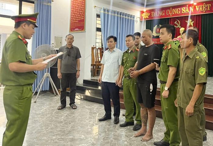 越南嫌疑人醉酒后闯入警察分局，砍伤队长被捕5月6日，越南广治省警察局侦查局宣布