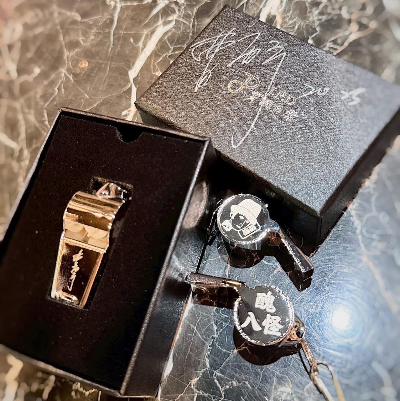 曹大哥追思会的纪念哨子好可爱🥺🥹