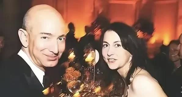 从贝佐斯的外貌和体型就能感受到他内心的变化，因为他以前是一个儒雅的男人，但现在他