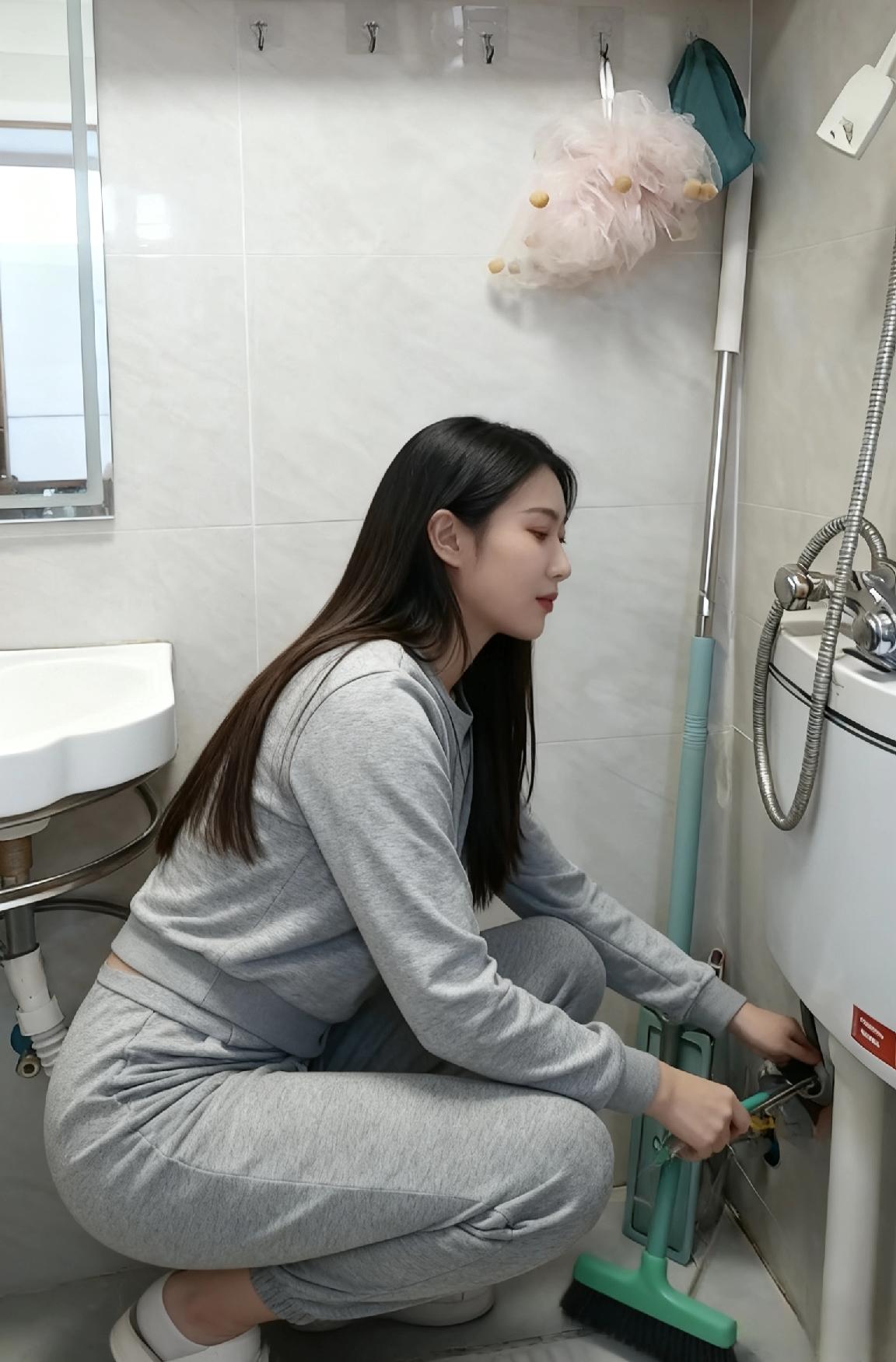 素手轻旋铜阀扣，蛾眉微蹙对锈喉。俯身细检涓涓漏，凝目精修点点忧。扳手翻飞除旧