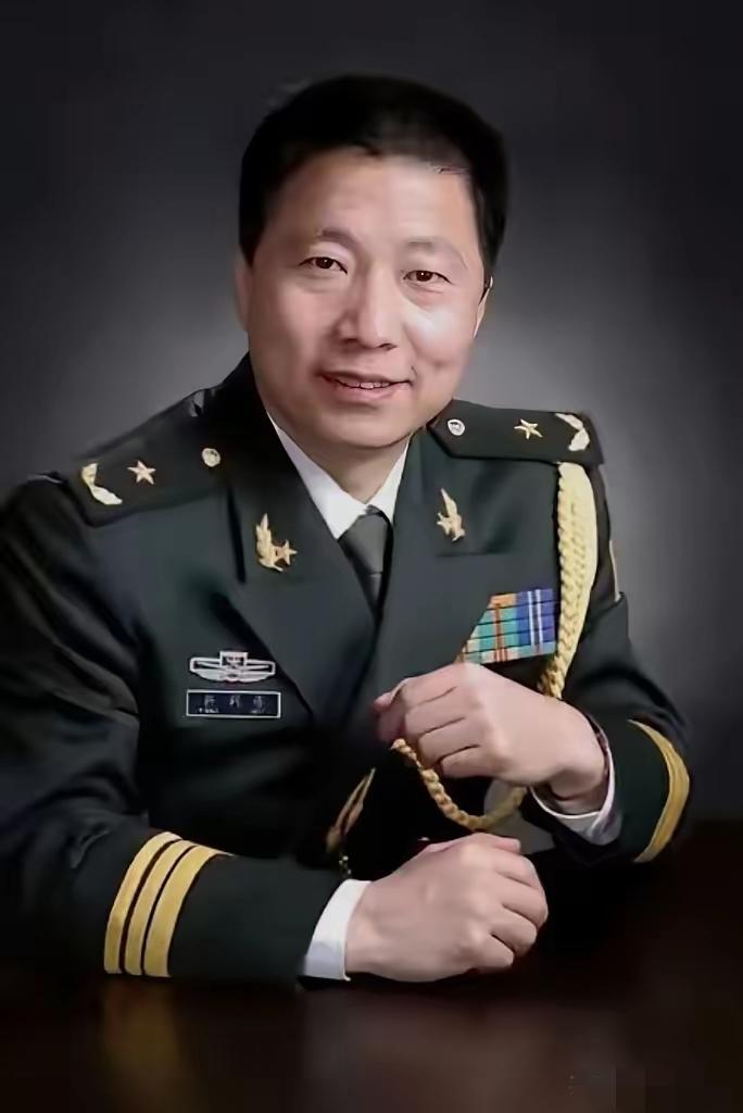 杨利伟退休待遇揭秘：没有巨额奖金，只有“终身金钟罩”2003年，杨利伟乘坐