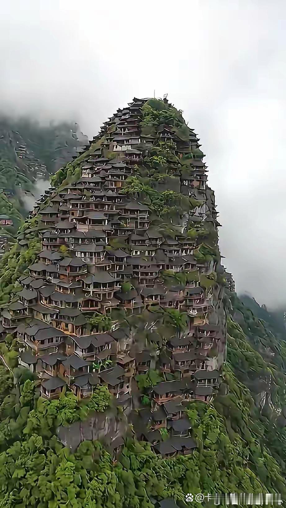 这孤峰上的村寨，一眼看过去只剩震撼了