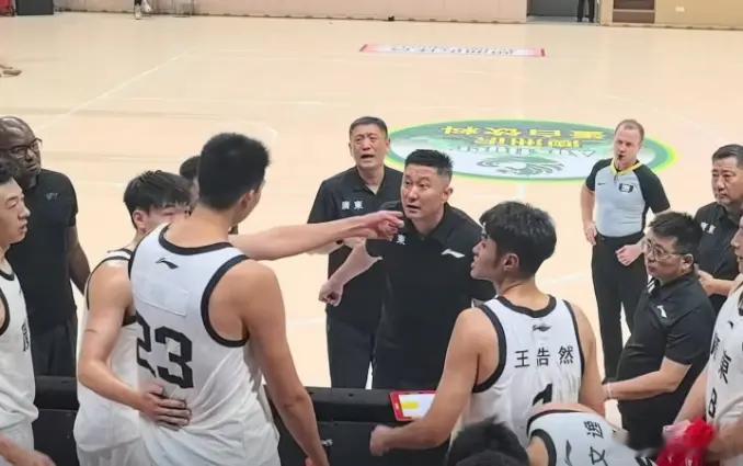 广东男篮内线新星徐昕此前被中国男篮裁员无缘亚洲杯，在回归俱乐部代表广东男篮参加团