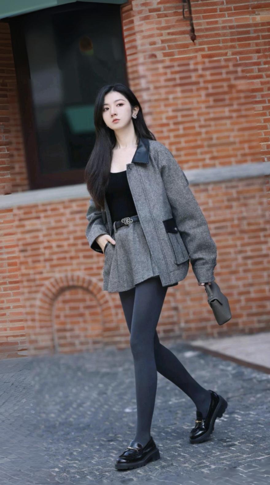 分享秋冬穿搭短款呢子大衣配厚黑即保暖又靓丽又显气质又显身材简直不要不要的谁见