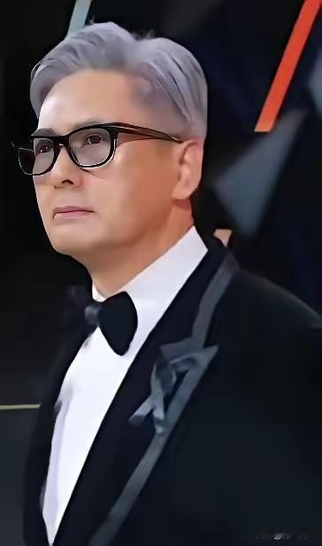 最近某公司又在玩火自焚了！艺人三次把香港写成国籍，每次都是模板化道歉，转头继续捞