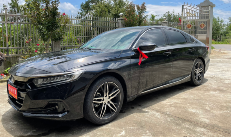 幻夜尊贵已到家，驾驶感受建议后备箱加个膈音，方向盘有点重，平均油耗6.5，其他还