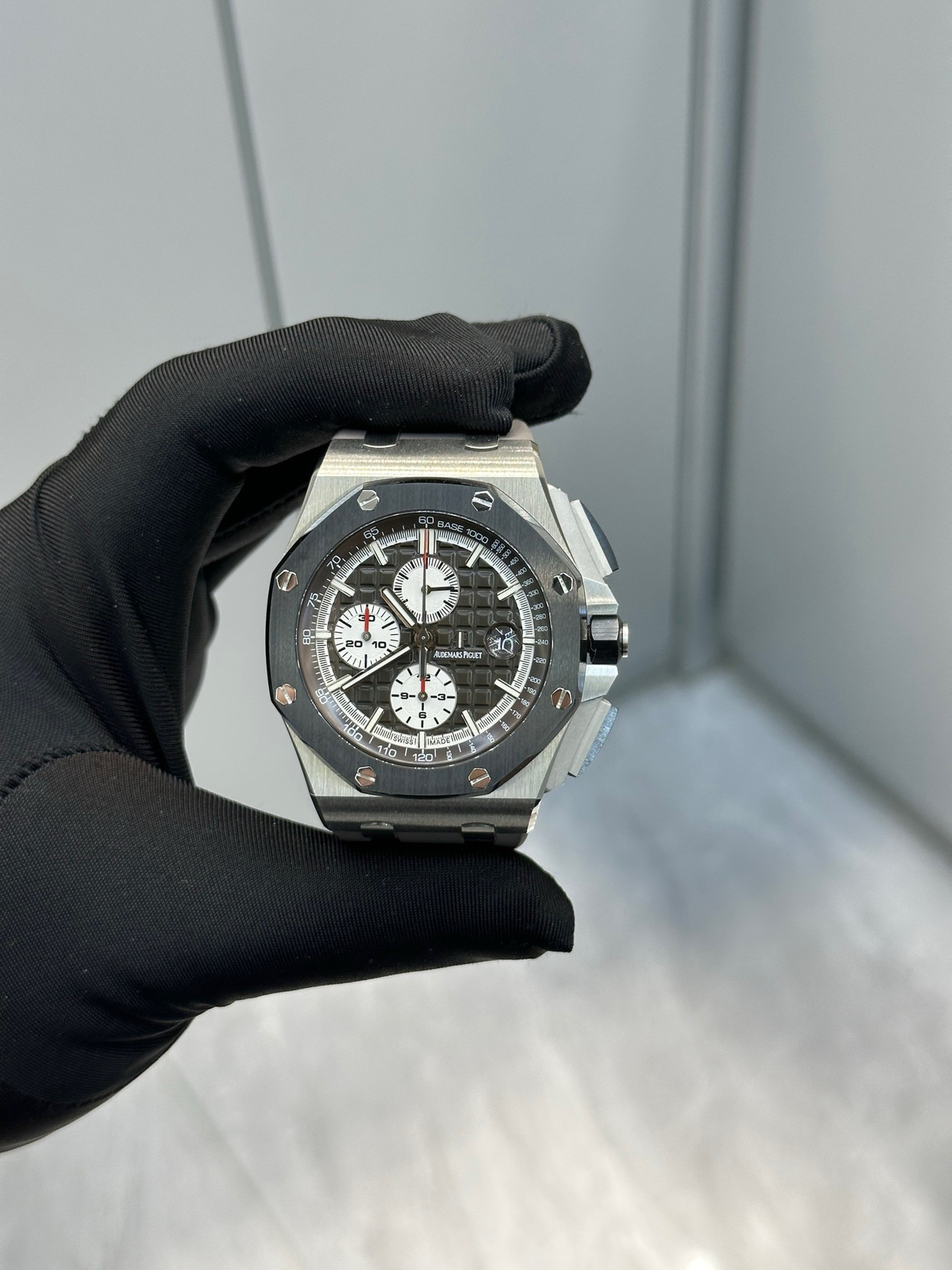 爱彼皇家橡树离岸型：硬朗与精准的腕间利器爱彼（AudemarsPiguet）的皇家橡树离岸型（Roy