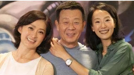 2010年8月，55岁的寇世勋因小中风住院，一段被他保护多年的家庭生活再次成为舆