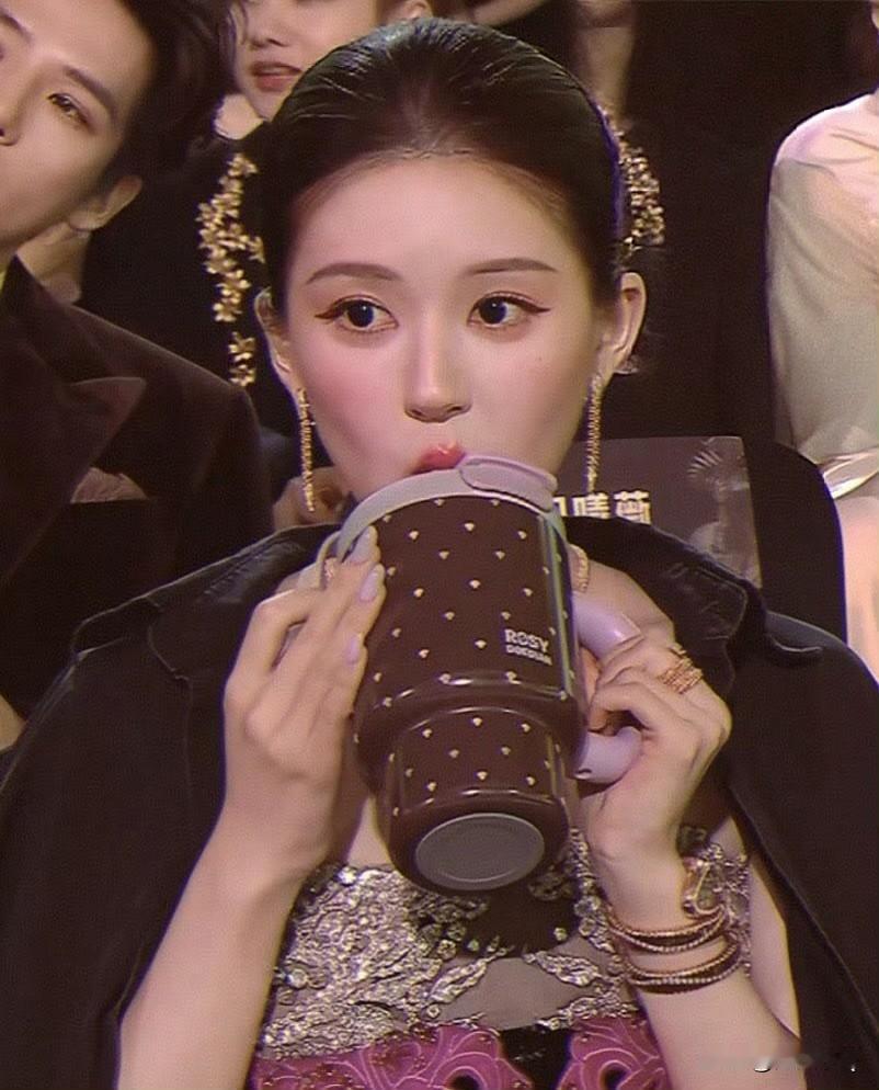 好绝的错位，还以为赵露思做了刘亦菲同款满天星发型，其实是汪苏泷衣服上的花样，效果