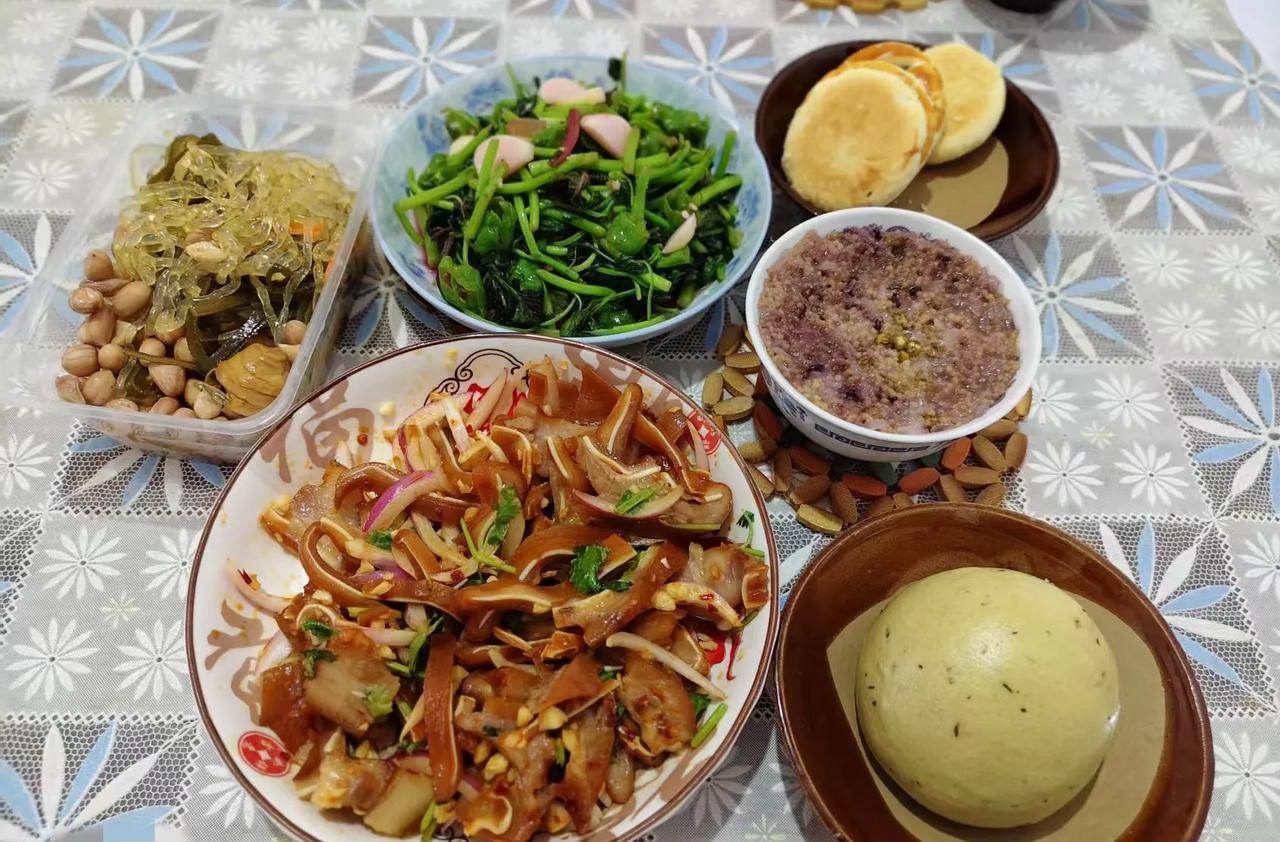 中午都11点多了，一个还在练毛笔字，一个还在玩游戏，我去厨房用高压锅蒸了一碗杂粮
