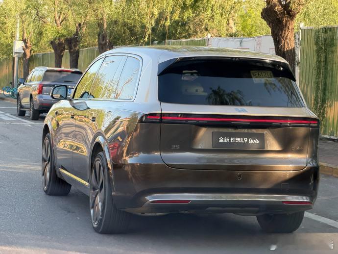 双色L9Livis出街照~屁股变得有棱有角了！理想汽车