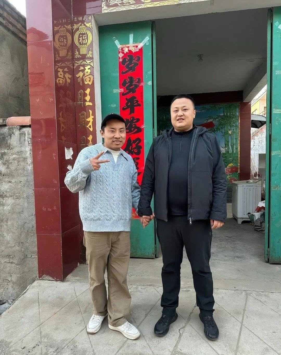 志胜跟大哥十指紧扣这是亲大哥还是亲戚啊感觉也是大哥太紧张了吧，毕竟有个明星弟弟但