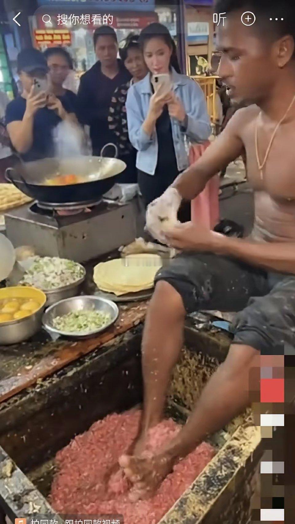 印度大哥在这卖馅饼用脚丫子霍肉馅，印度人排队购买呀