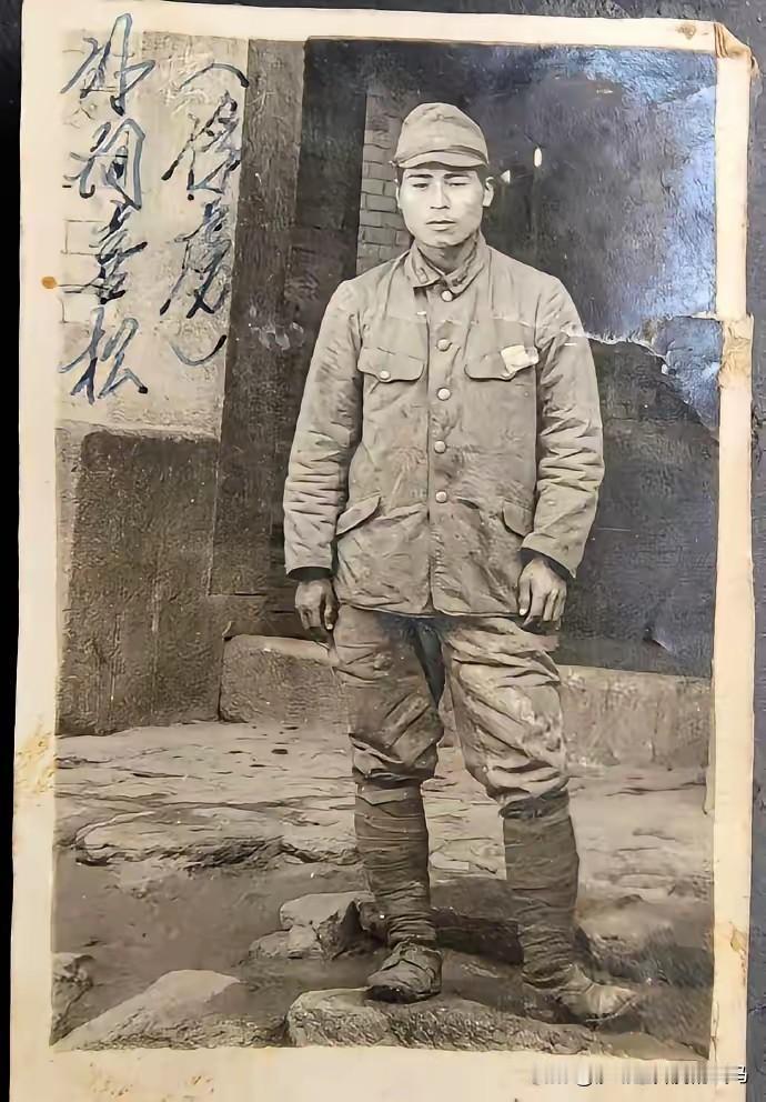 这是一个日军俘虏，确切地说他是“琉球兵”！名字叫外涧喜松。​​1939年11月