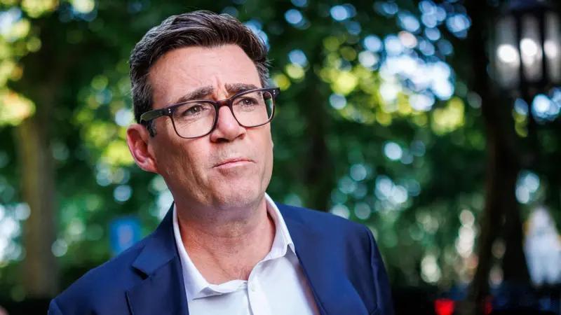 英国国王将批准安迪·伯纳姆就任英国新首相，他将于今日正式就职，并正式接受了基尔·