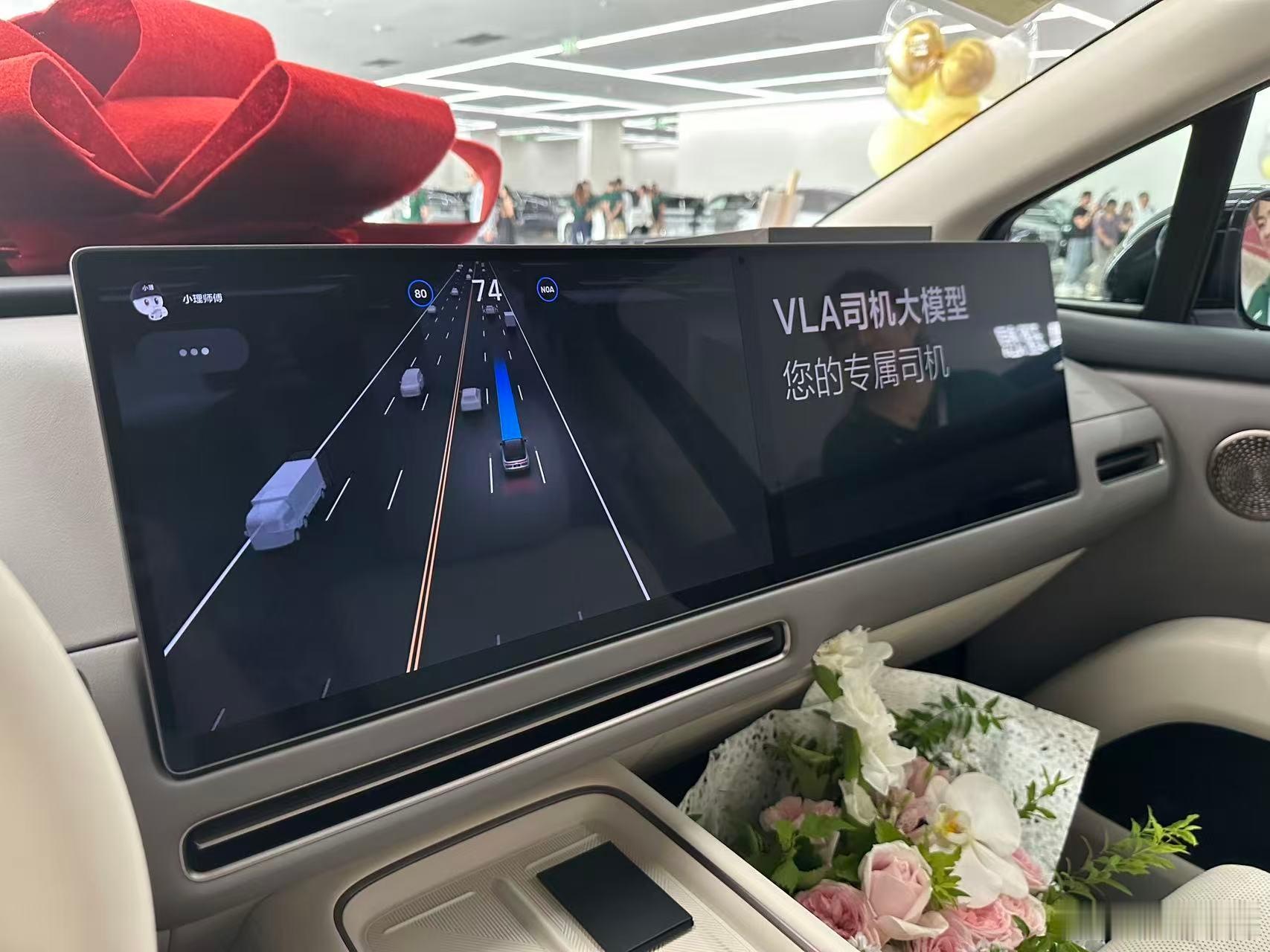 理想i8都是部署了VLA交付的[点赞]影总聊智驾大v聊车买理想送司机​​