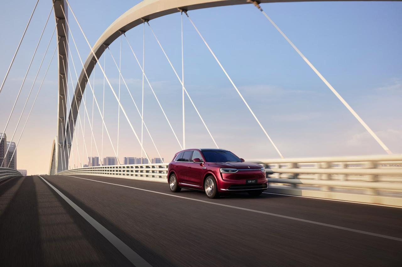 问界M7暴雨黑夜双重夹击，依然“稳如磐石”如果单一恶劣场景是挑战，那么暴雨与黑