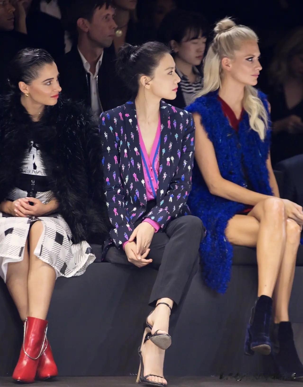 这样跟外国人同框比对之下，还是国内的女明星漂亮，符合大众的审美，皮肤白皙，身材凹