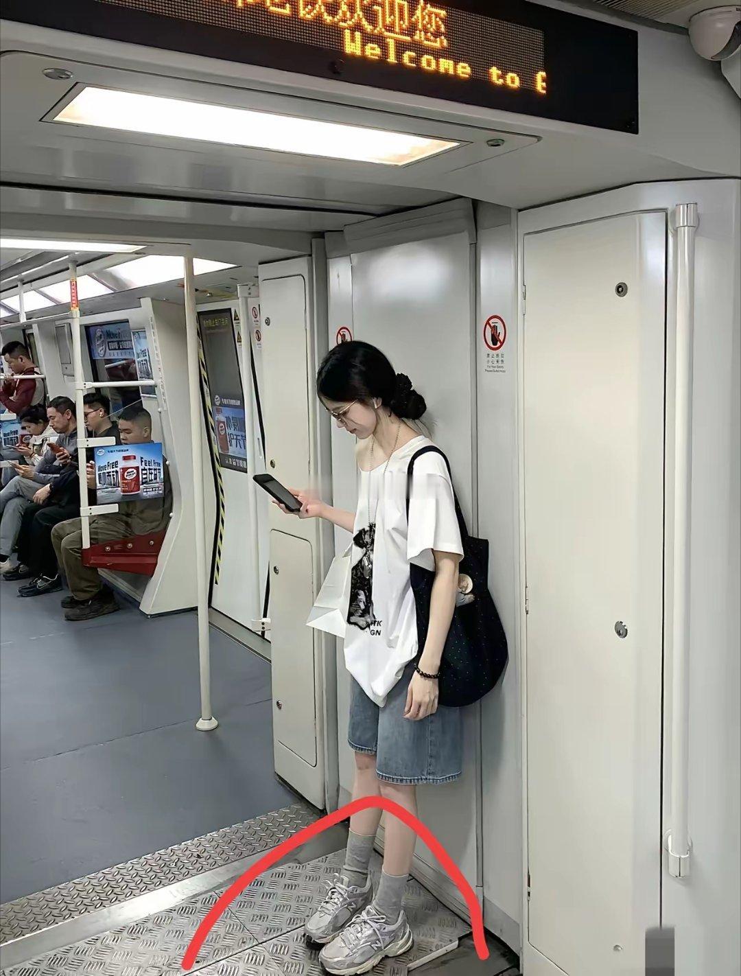 地铁上看到的美女，她穿的这双鞋子好好看啊！有人知道在哪里可以买吗？