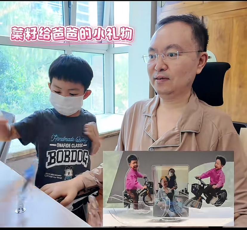 蔡磊的精神状态比去年强多了，父亲节儿子给他送了两个小礼物，放桌上逗他高兴。正常的
