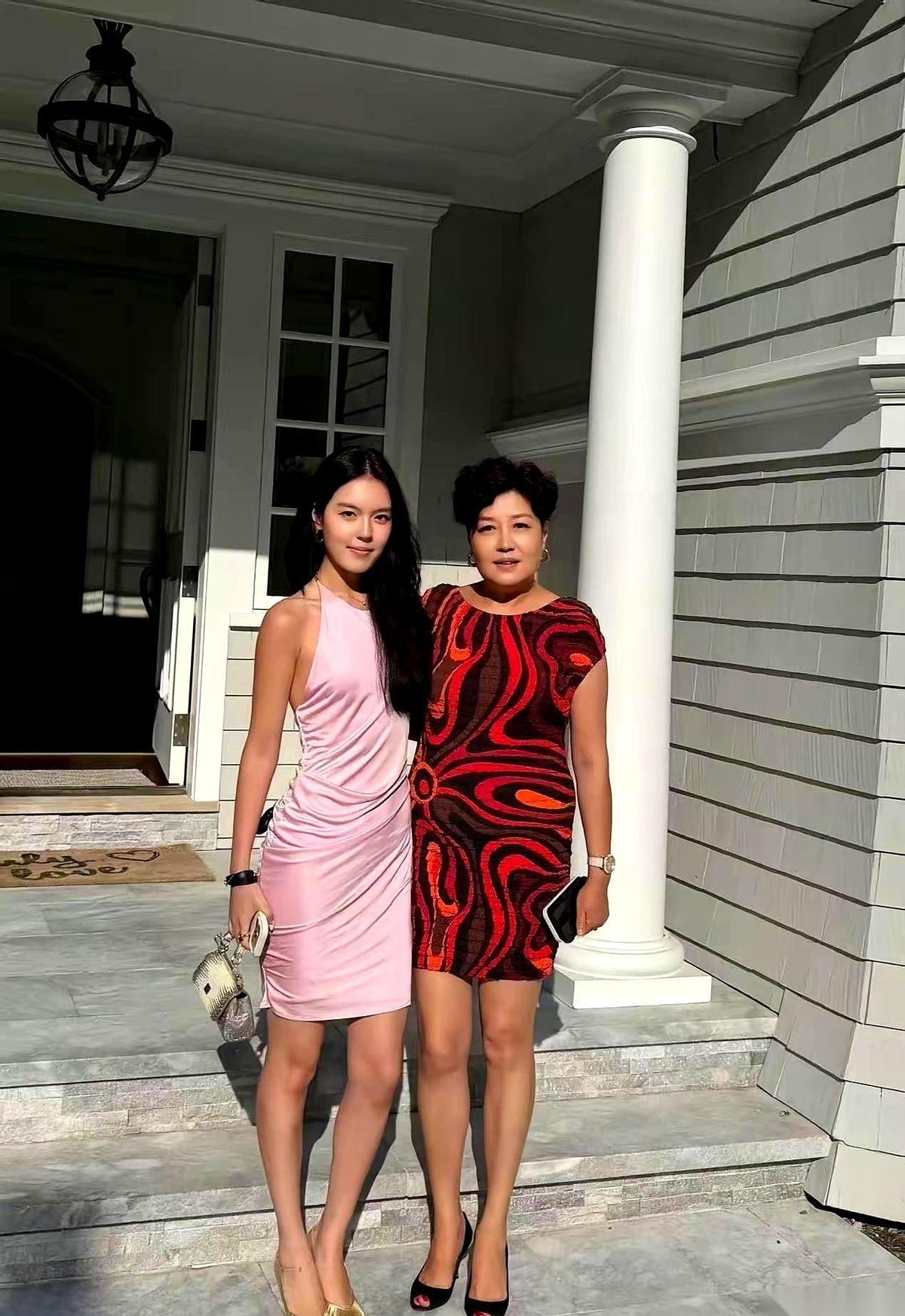 李咏离世后留给女儿的那两亿遗产，哈文一分没碰。她直接带着女儿住进曼哈顿的豪宅。