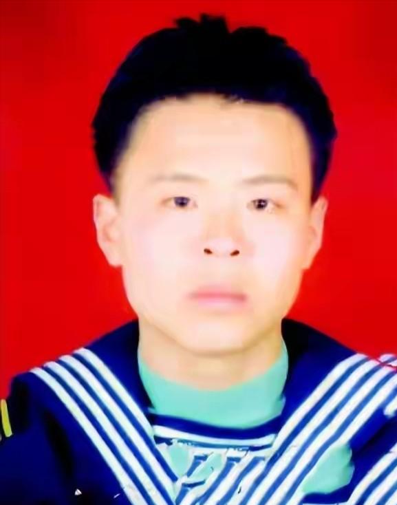 据央视报道，海军战士王永波在执行任务途中，舰艇突发起火。危急关头，他义无反顾冲上