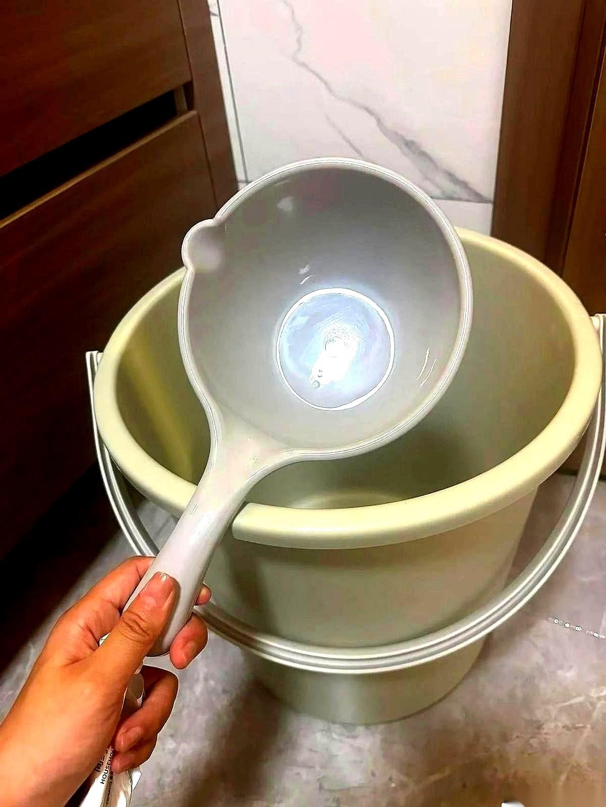 门铃一响，我和老伴就像被人抓包的贼，弹射起步。第一件事绝对不是去开门。而是火