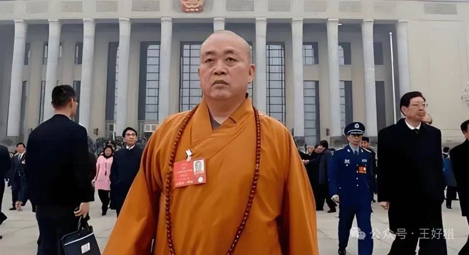 网友写给释永信：左手姑娘右手经，不负如来不负卿。我笑和尚过得苦，和尚笑我没路虎。