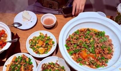 正宗的湘菜，可以吃费大厨试试。@满大街到处都有的“江西小炒”，说实话，江西小