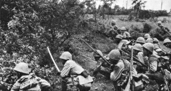 1940年，日军2000兵力趁着过新年，在武家湾包围了2团，团长却下令不准开枪，