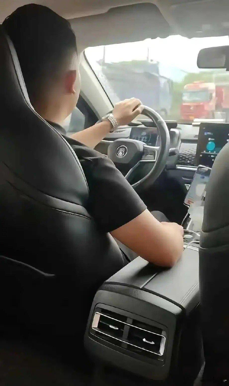 第一次碰到这么有品味的滴滴司机😂[笑着哭][笑着哭]​​​