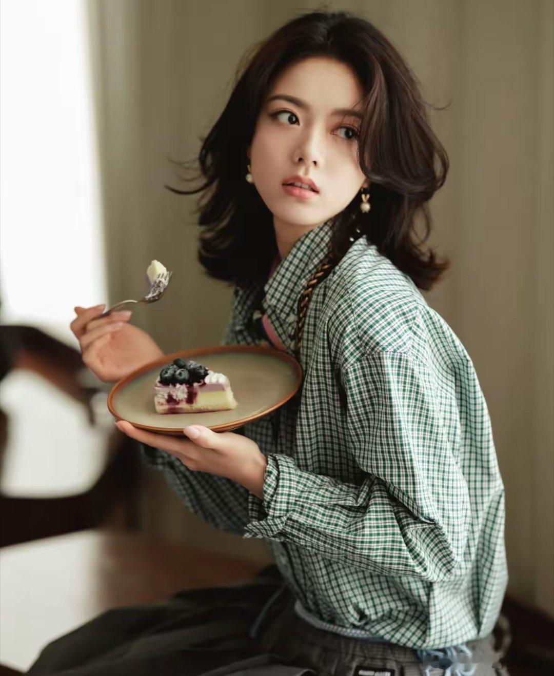 看来赵今麦也是西影圈的演张嘉益的女儿，2部剧都是她现在还参加张艺谋儿子导演的电影