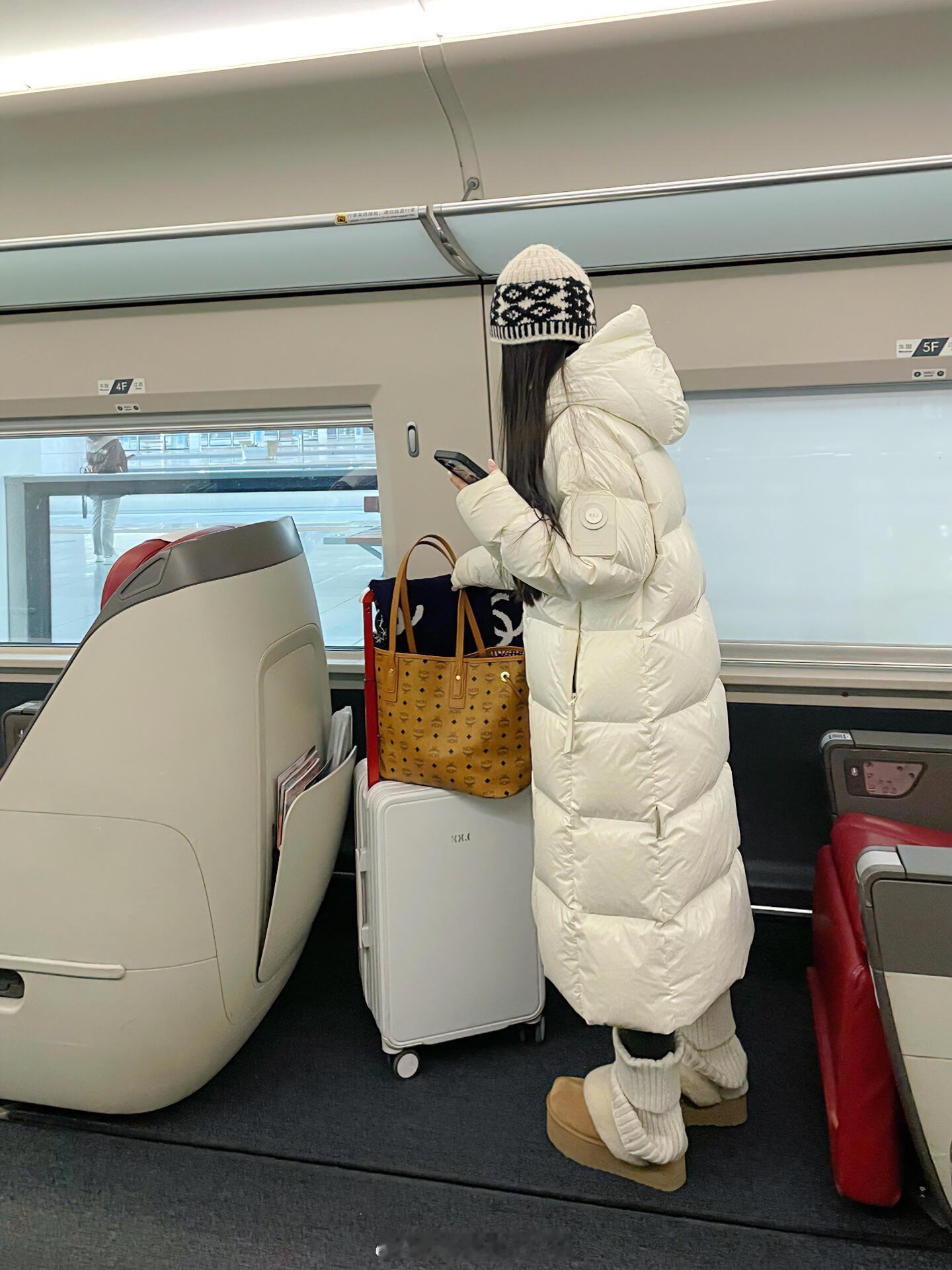 直观感受到了被富养的女孩子….商务座遇到的小姐姐，光看穿搭就能感觉到是被父母养的