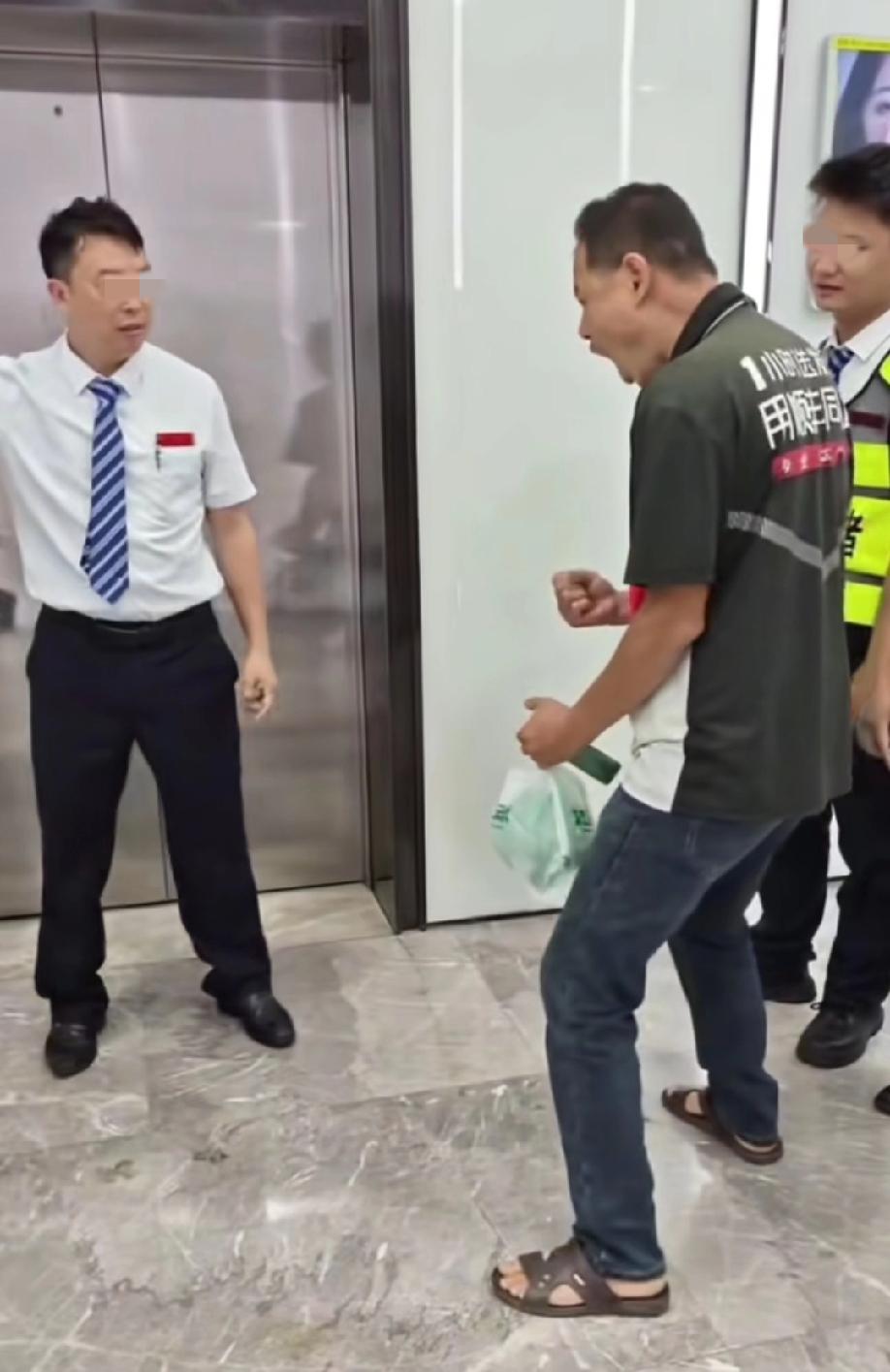 外卖小哥发视频吐槽：客梯空空不让外卖员进，非要逼得大家扎堆挤唯一的货梯。这种操作