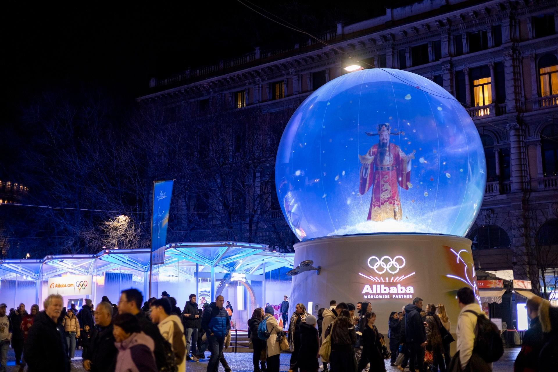 向全球财神求发财年度最离谱又最上头的名场面来了，东西方财神首次在阿里巴巴米兰·