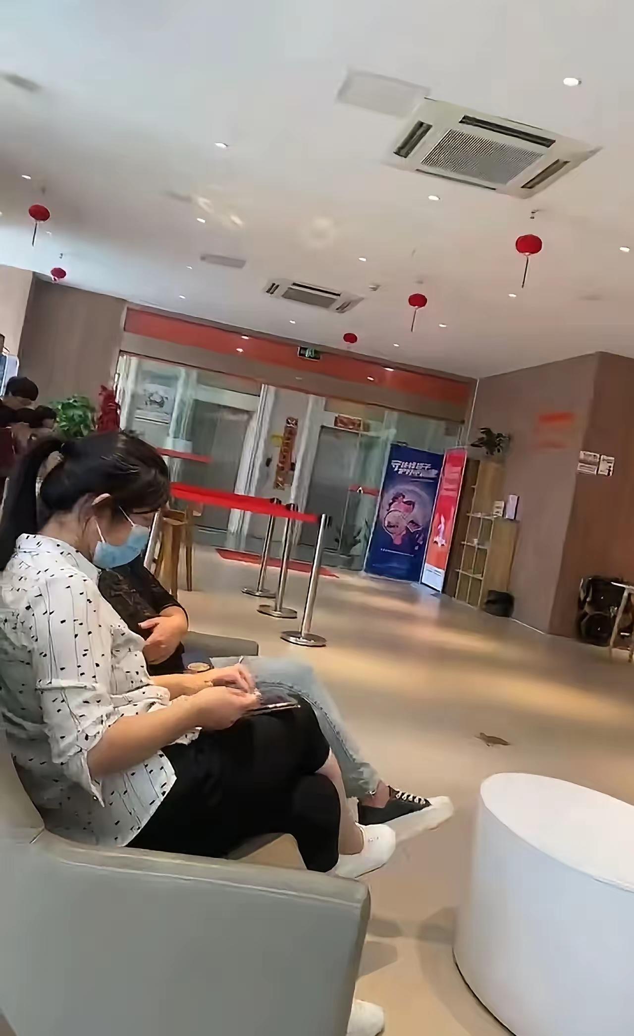 山东一女子，花9万块给父亲买了两份保险。结果，父亲车祸去世后，保险公司却只给女子