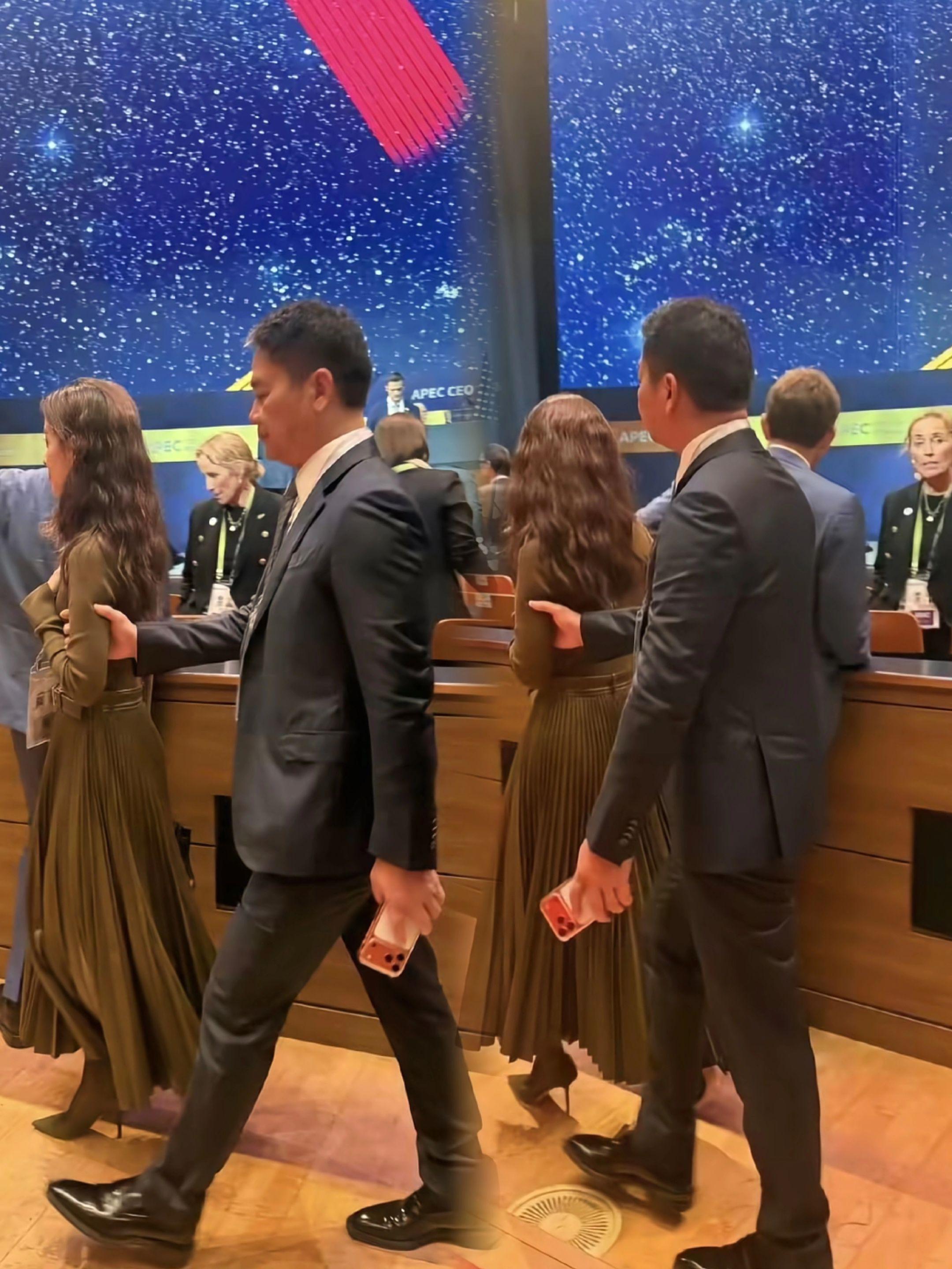 刘强东章泽天夫妇10.29在韩出席活动！这次韩国 APEC峰会京东是企...