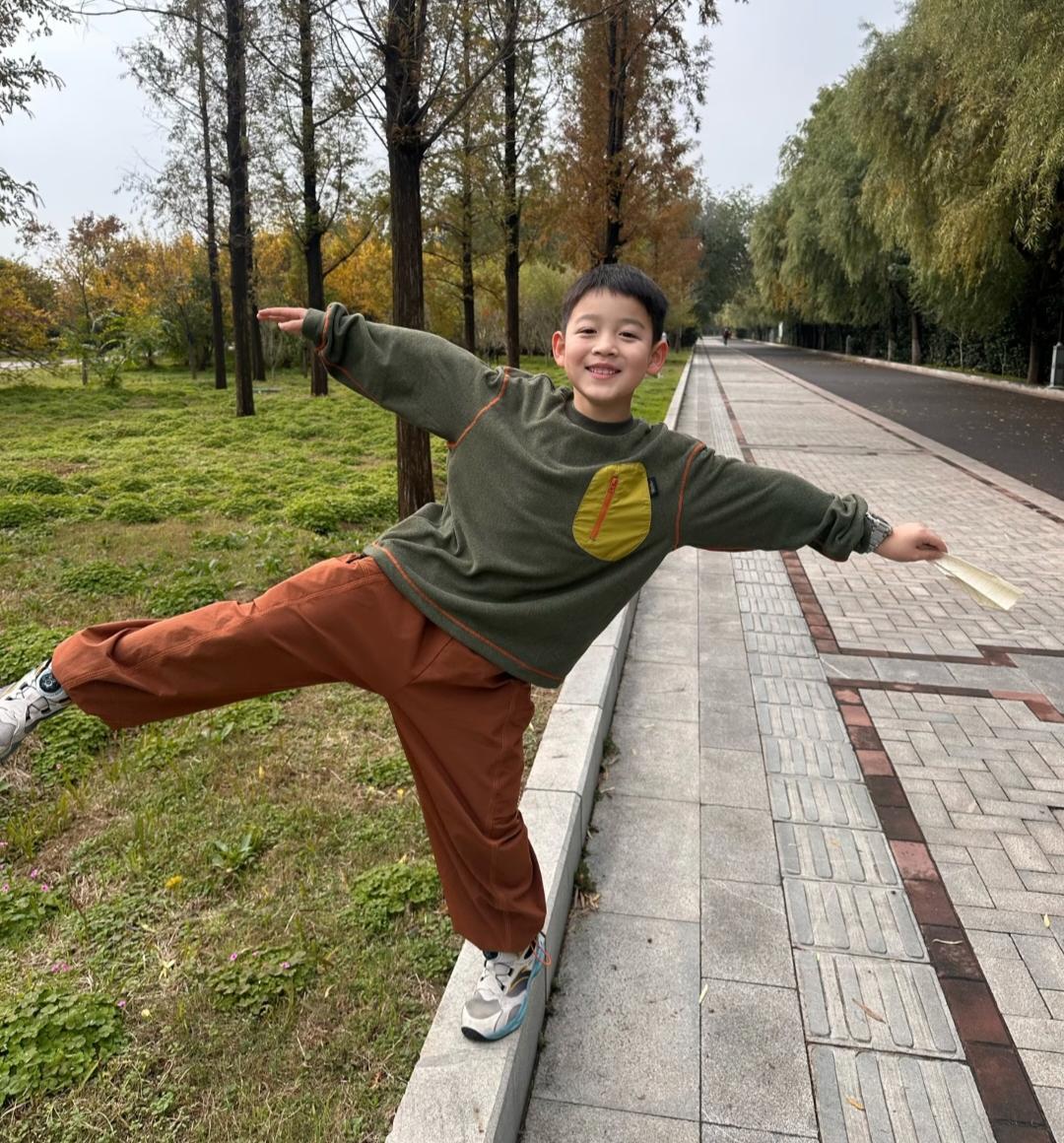 邻居家儿子是警察在执行任务的时候不幸牺牲了儿媳妇实在是受不了也走了留下一个