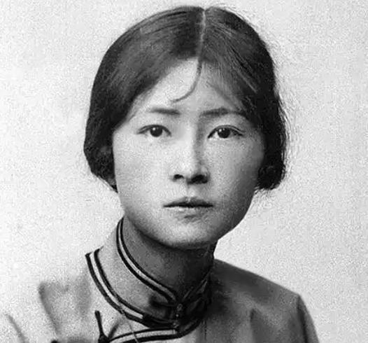 1953年，时任北京市副市长的吴晗，要拆除部分古建筑，遭到林徽因阻拦。他指着林徽