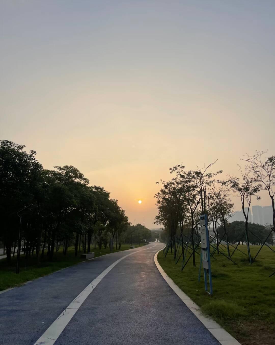 分享我这周之一的有趣事：11月1日，周六放假，我去晨跑了。11月